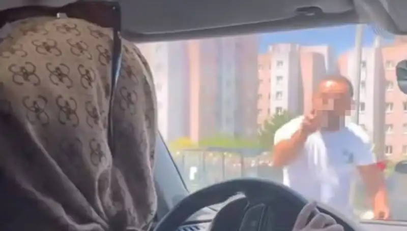Trajediyle Dolu Trafik Anı: Camı Yumruklayan Sürücü Olayını Kaçırmayın!
