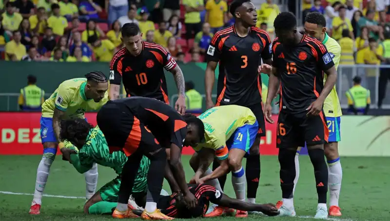 Galatasaraylı Davinson Sanchez'in Sakatlık Korkusu: Kafa Kafaya Çarpışma Geçirdi