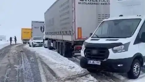 Kars-Ardahan Karayolunda Kar Yağışı: TIR'lar Yolda Kaldı!
