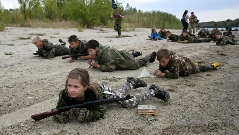 Rusya'da 8 Yaşındaki Çocuklar Askeri Kamp Eğitimi Alıyor: Gerçekler Şok Edici