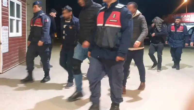 Bağ Evinde Uyuşturucu Partisi: Polis Eş Zamanlı Baskınlarla Suçluları Ele Geçirdi