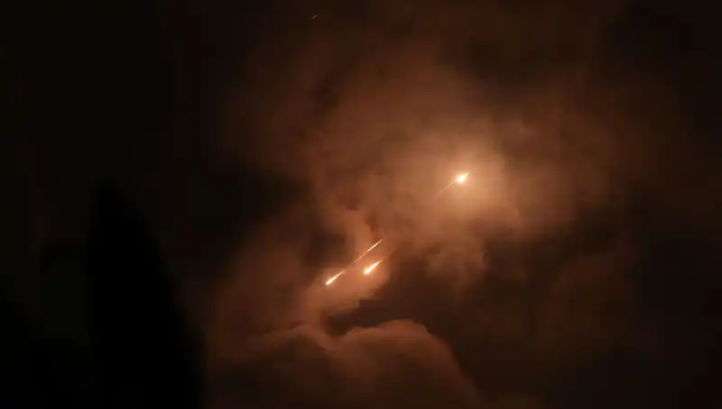 İran'ın Gece Saldırıları: Füzelerin Gizemli Başlangıç Saatleri