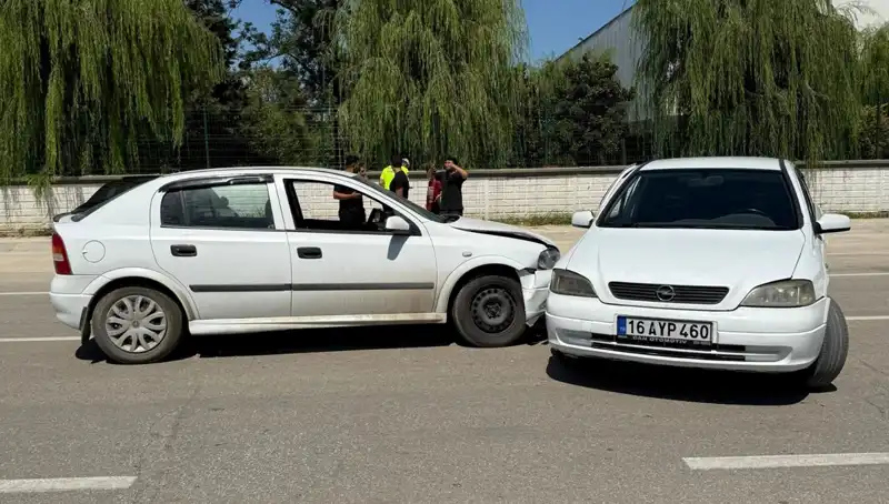 İki Otomobil Çarpıştı: Kaza Sonrasında İki Kişi Yaralandı