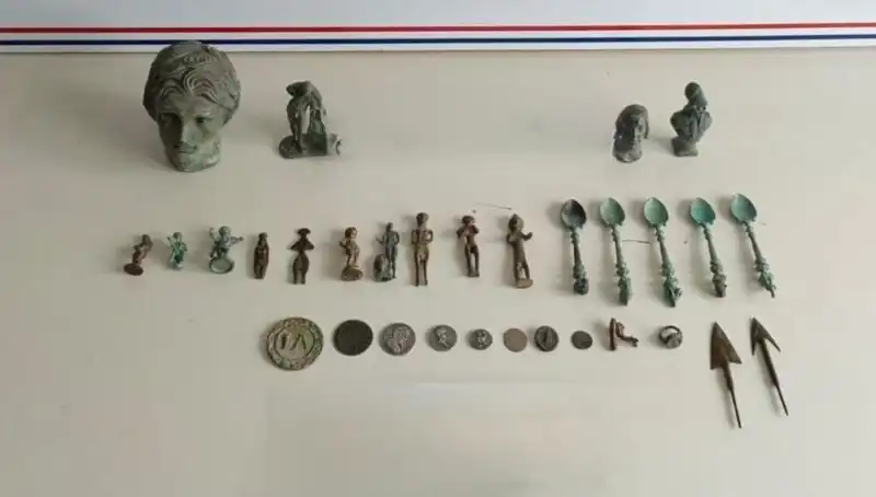 Roma Dönemine Ait Tarihi Eserler Piyasaya Sürülmeden Ele Geçirildi