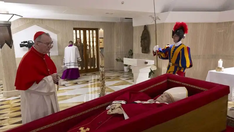 Papa'nın Tabuttaki Fotoğrafları Yayınlandı: Dünyadan Tepkiler Yağdı