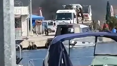 Tuzla'daki Balıkçı Barınağında Büyüyen Lastik Yangını Panik Yarattı