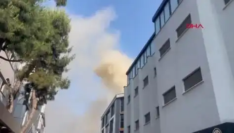 İstanbul'da 4 Katlı İş Merkezinde Yangın: İtfaiye Ekipleri Müdahaleye Devam Ediyor