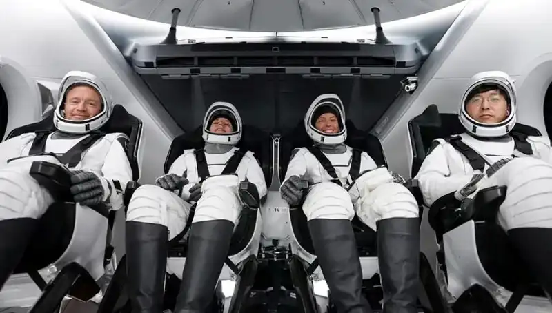 SpaceX'in Tarihi Görevi Başarıyla Tamamlandı: Uzay Yolcuları Eve Dönüyor