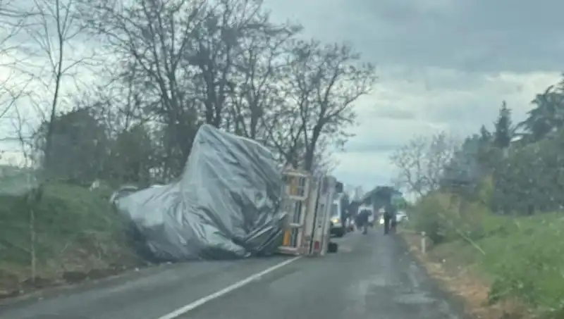 Tekirdağ’da Saman Yüklü TIR Devrildi: Kaza Sonrası Son Durum Ne?