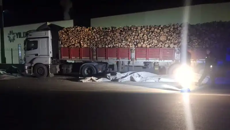 Brandayı Toplayan TIR Sürücüsüne Trafik Kazası: Otomobil Çarptı!